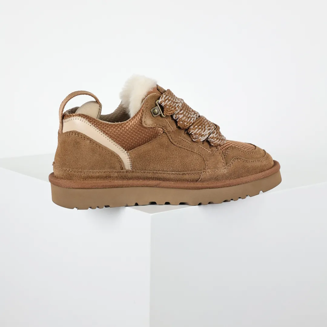 Pick up locally 💰660 Core recommended good price Independently developed original outsole, cashmere insole, keeping warm in winter, suitable for home use. In recent years, uug has launched a style series, which is partially skewed towards the preferences of young consumers, and has also been at the forefront of fashion trends. Shoe body material, water-repellent coated suede upper, 17mm UGGPURE™ implanted wool insole, lightweight non-slip and comfortable rubber outsole, with brand LOGO, complete packaging, size: 35 36 37 38 39 40